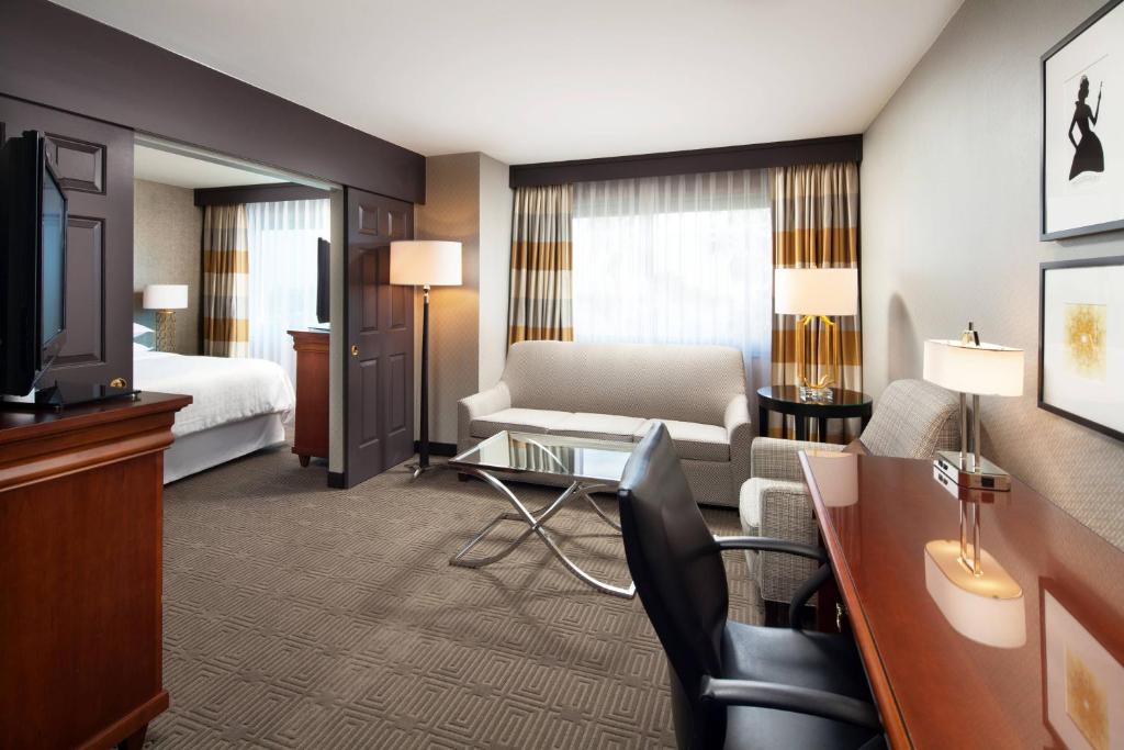 Sheraton Fairplex Suites & Conference Center - Chambre D'amis, 1 Roi, Canapé-lit