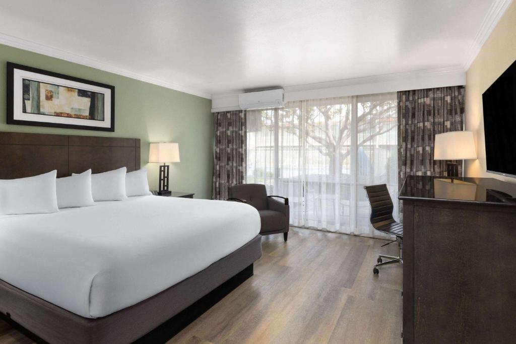 Travelodge by Wyndham Monterey Bay photo