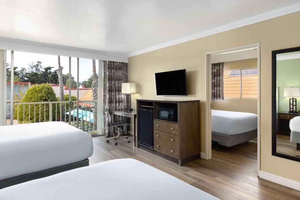 Travelodge by Wyndham Monterey Bay photo
