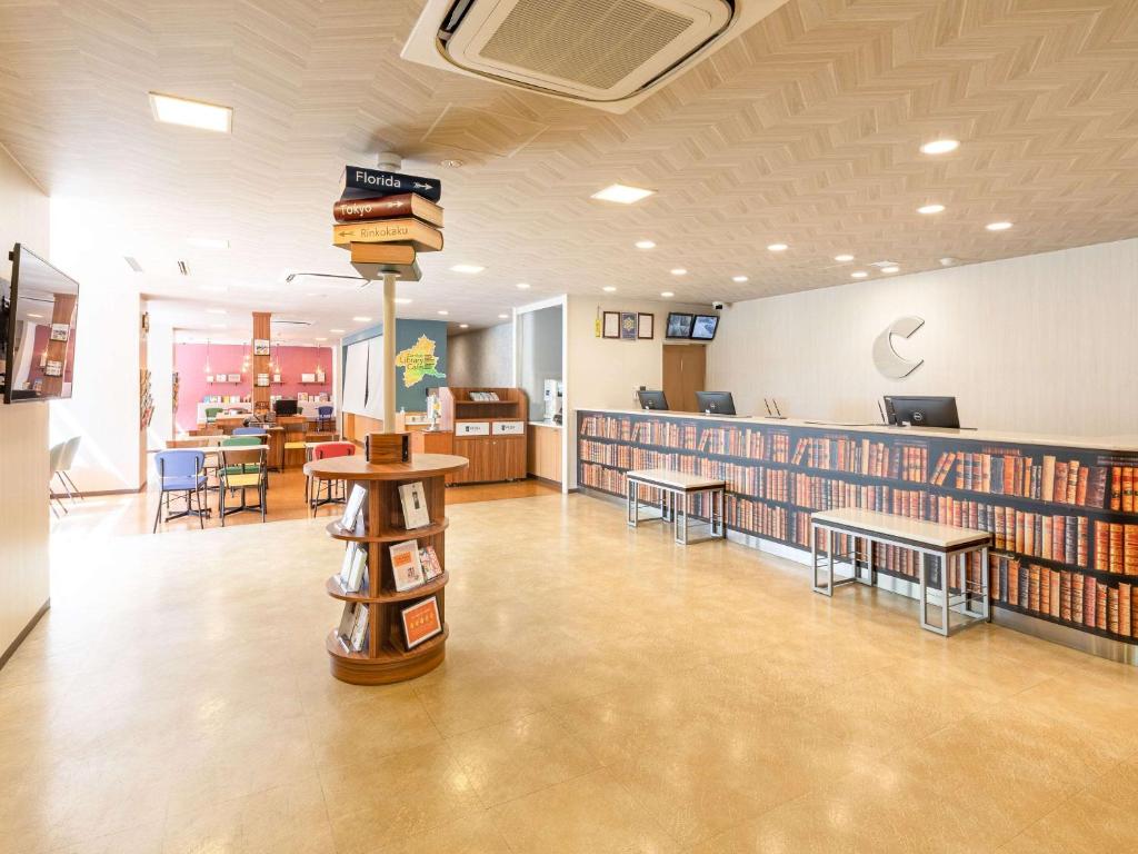 前橋市にあるコンフォートホテル前橋の図書室(本棚、テーブル、椅子付)