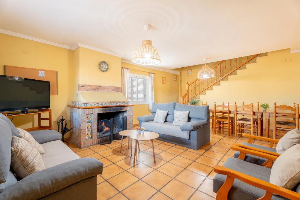 ein Wohnzimmer mit Sofas und Kamin in der Unterkunft La Casona in Chera
