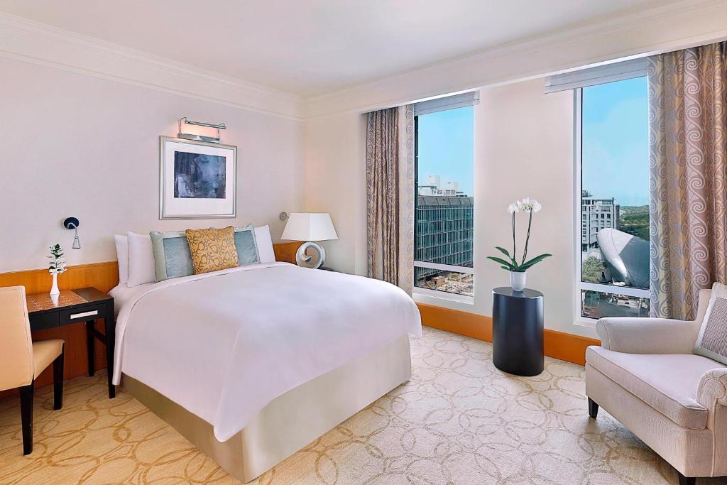 Postel nebo postele na pokoji v ubytování Ritz Carlton Residences DIFC Downtown Dubai