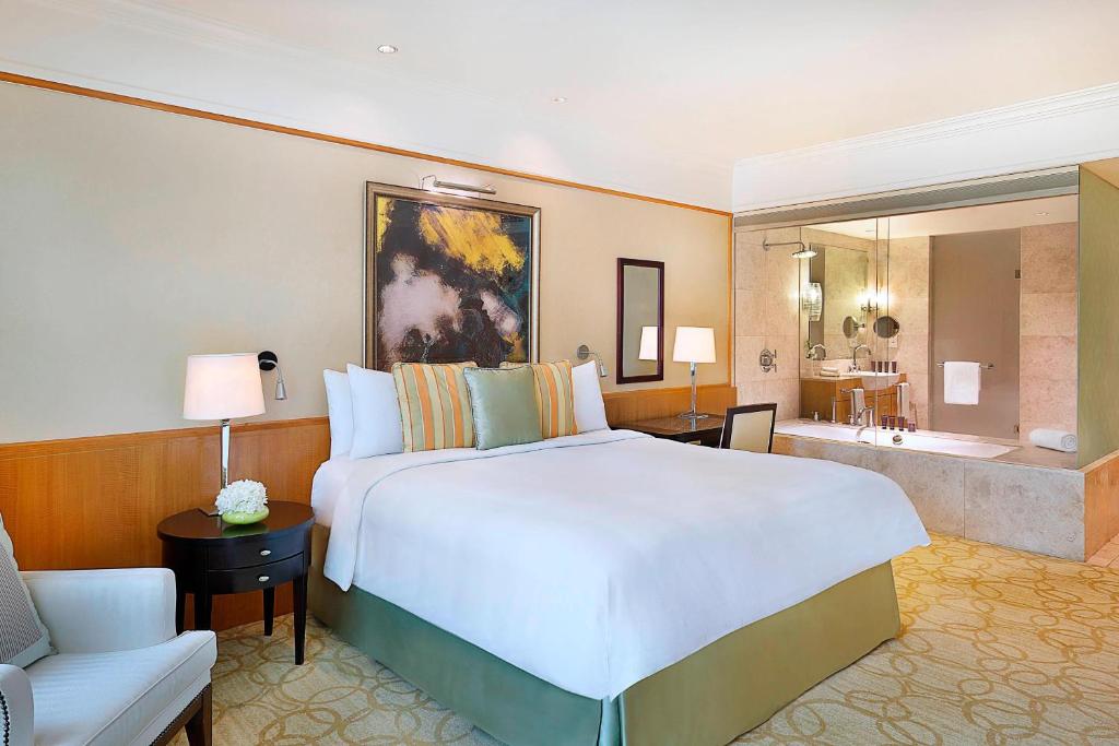 Postel nebo postele na pokoji v ubytování Ritz Carlton Residences DIFC Downtown Dubai