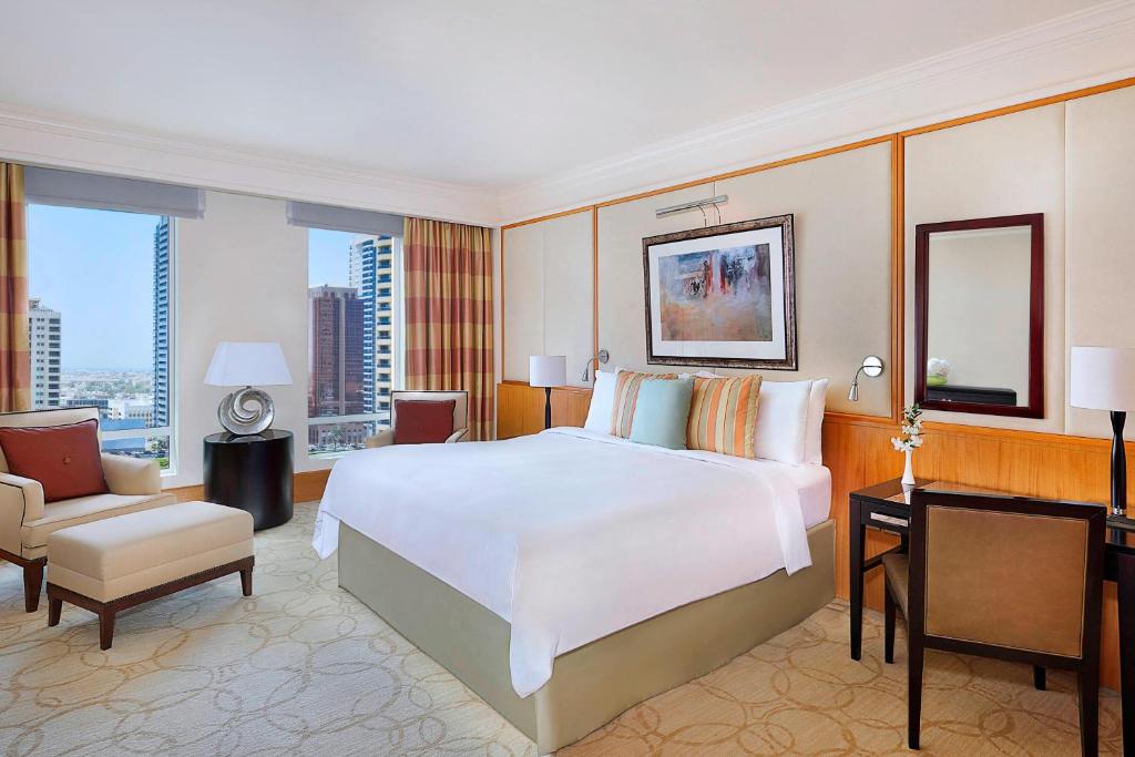 Postel nebo postele na pokoji v ubytování Ritz Carlton Residences DIFC Downtown Dubai