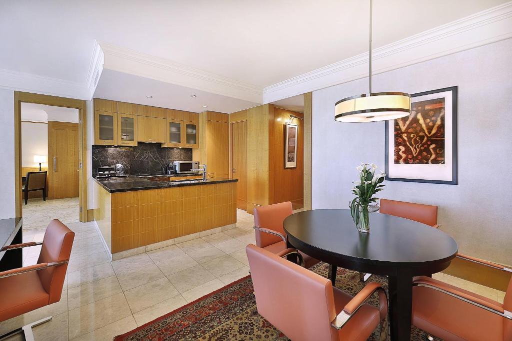 Kuchyň nebo kuchyňský kout v ubytování Ritz Carlton Residences DIFC Downtown Dubai