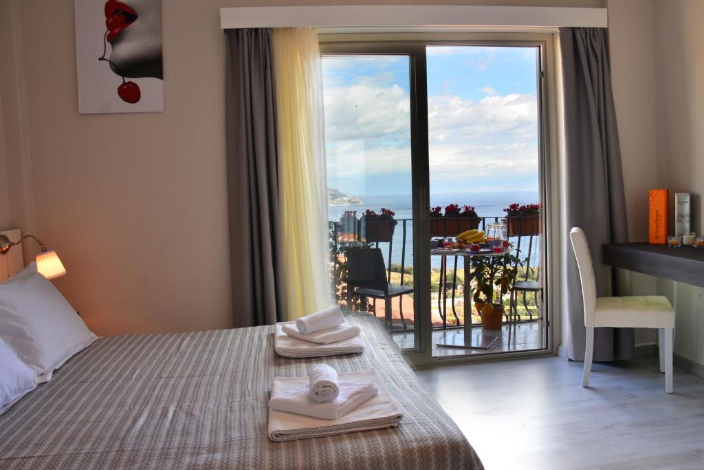A bed or beds in a room at Athena Charming Rooms