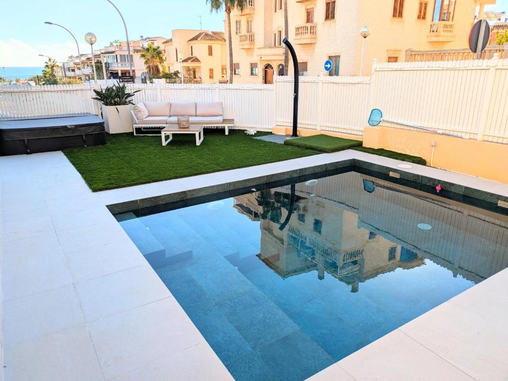 Spacious villa with private pool and beach views - Villa De Trois Chambres
