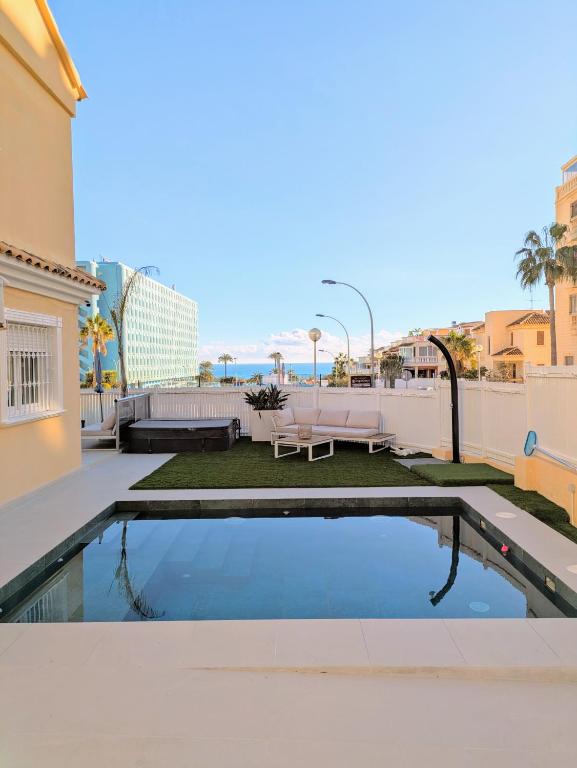 Spacious villa with private pool and beach views - Housity