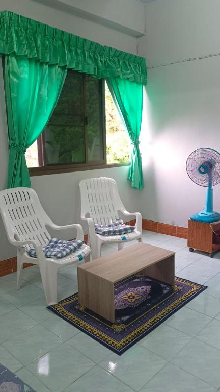 Posezení v ubytování Mountain View Hostel - Krabi Airport near Wat ThamSuea