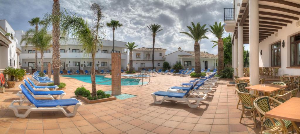 Bazén v ubytování Hotel Porfirio nebo v jeho okolí