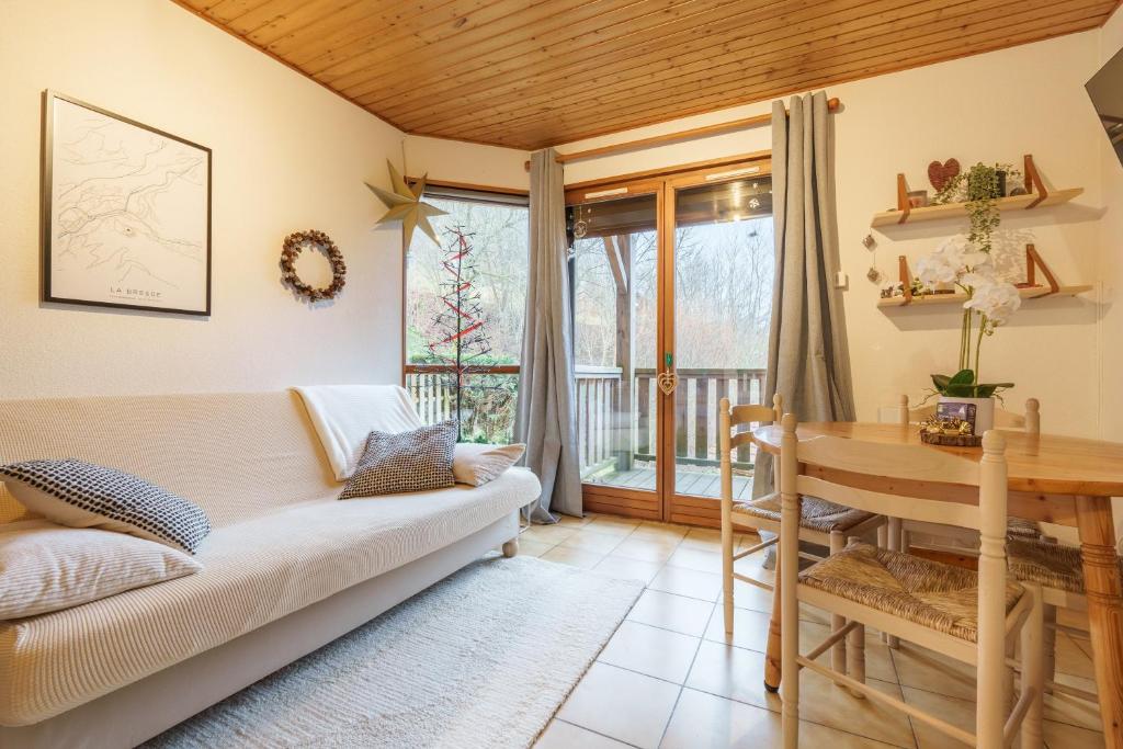 un salon avec un canapé et une table dans l'établissement La Cime des 4 - Vue sur la vallée à La Bresse, à La Bresse