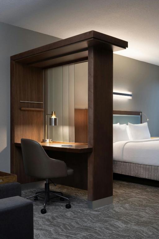 SpringHill Suites by Marriott Orlando at FLAMINGO CROSSINGS Town Center-Western Entrance - 
