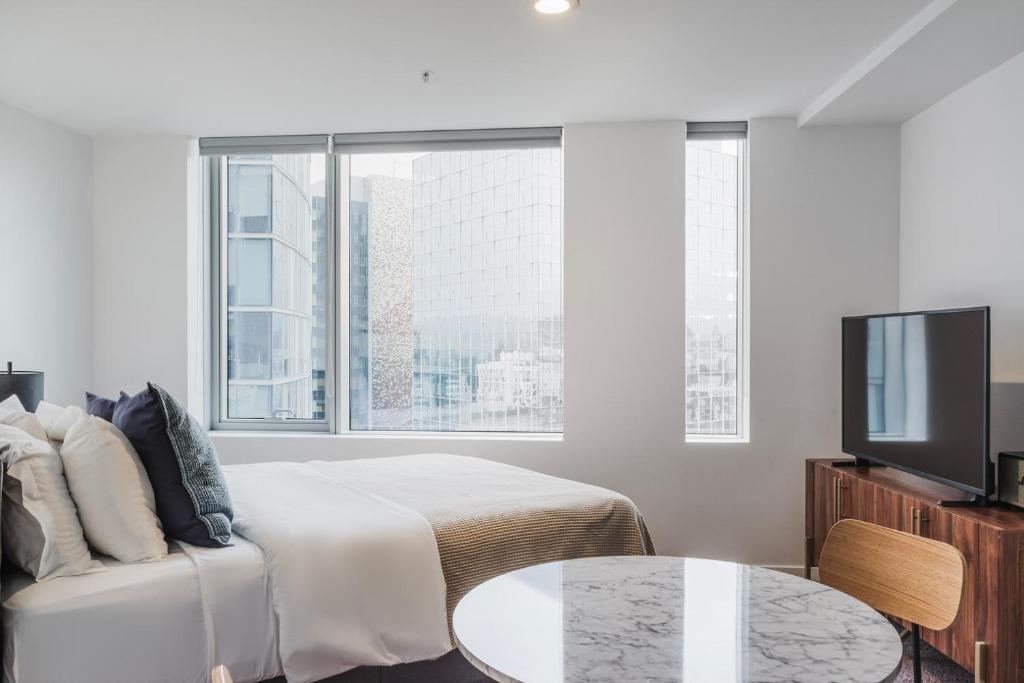 TV a/nebo společenská místnost v ubytování Blueground Bellevue pool nr parks SEA-804