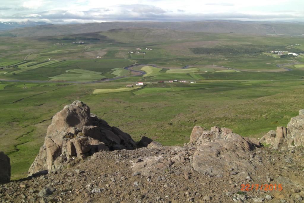 una vista desde la cima de una montaña en Kópareykir Cottage, en Reykholt