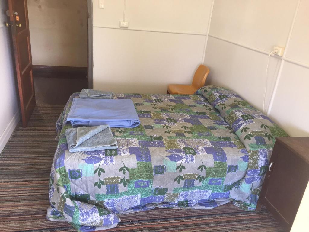 Postel nebo postele na pokoji v ubytování Royal Carrangarra Hotel