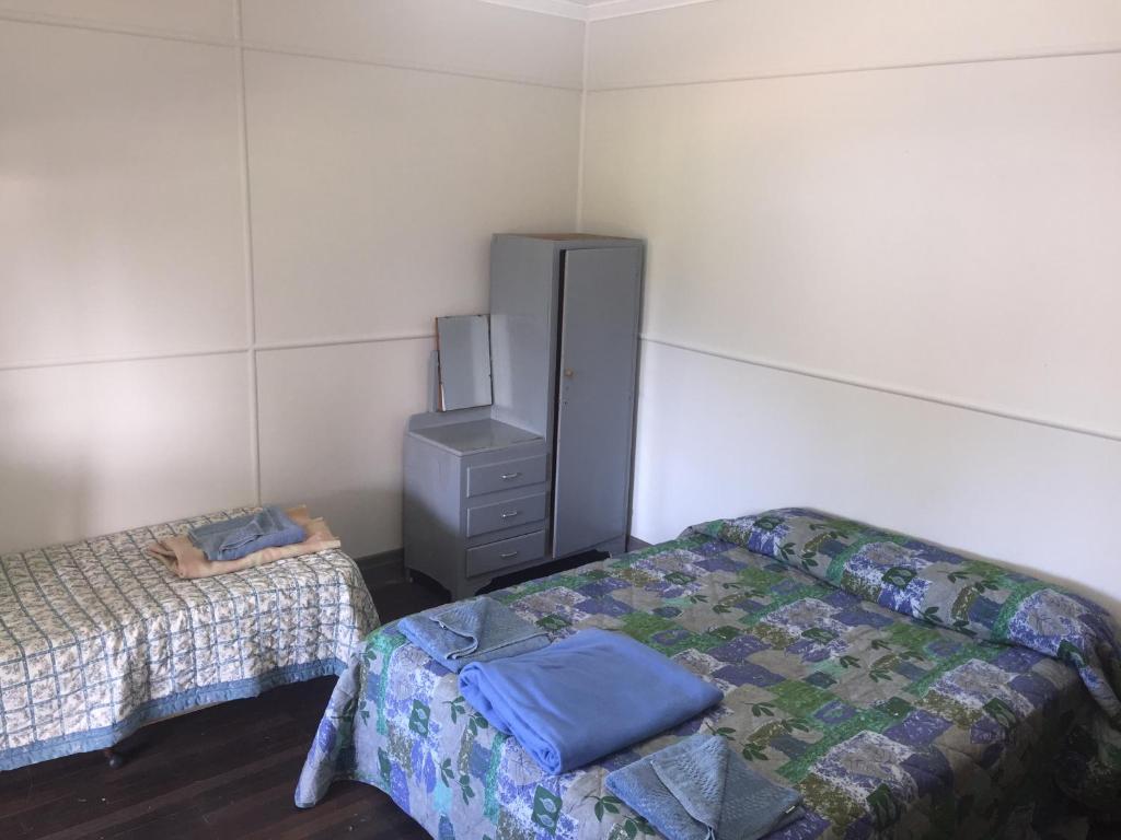 Postel nebo postele na pokoji v ubytování Royal Carrangarra Hotel