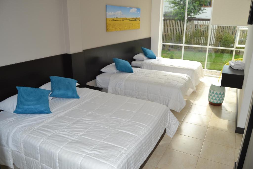 Postel nebo postele na pokoji v ubytování Ocean Blue Hotel