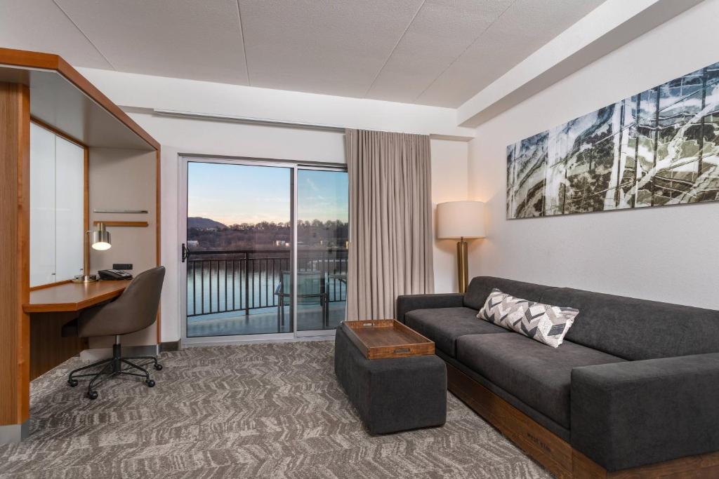 SpringHill Suites by Marriott Downtown Chattanooga/Cameron Harbor - Suite King Con Vista Al Río, Sofá Cama Y Balcón