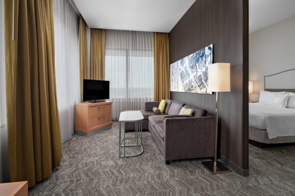 TV a/nebo společenská místnost v ubytování SpringHill Suites by Marriott Chicago O'Hare