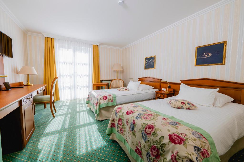 Postel nebo postele na pokoji v ubytování Hotel am Schlosspark