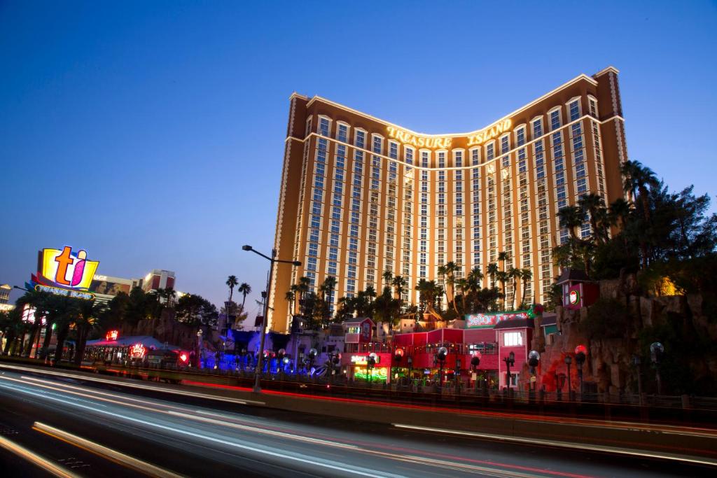 einen Blick auf das Las vegasramidramidramidramidramidramidramidramidramidramidramid in der Unterkunft Treasure Island - TI Las Vegas Hotel & Casino, a Radisson Hotel in Las Vegas