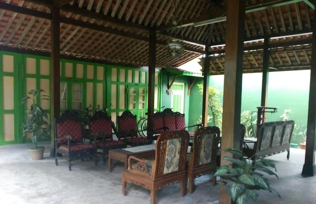Posezení v ubytování Pendopo Kayuwanan Syariah Near Terminal Giwangan