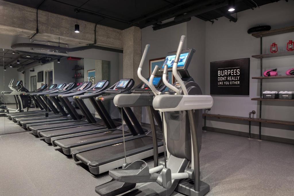 Fitness centrum a/nebo fitness zařízení v ubytování MOXY Seattle Downtown