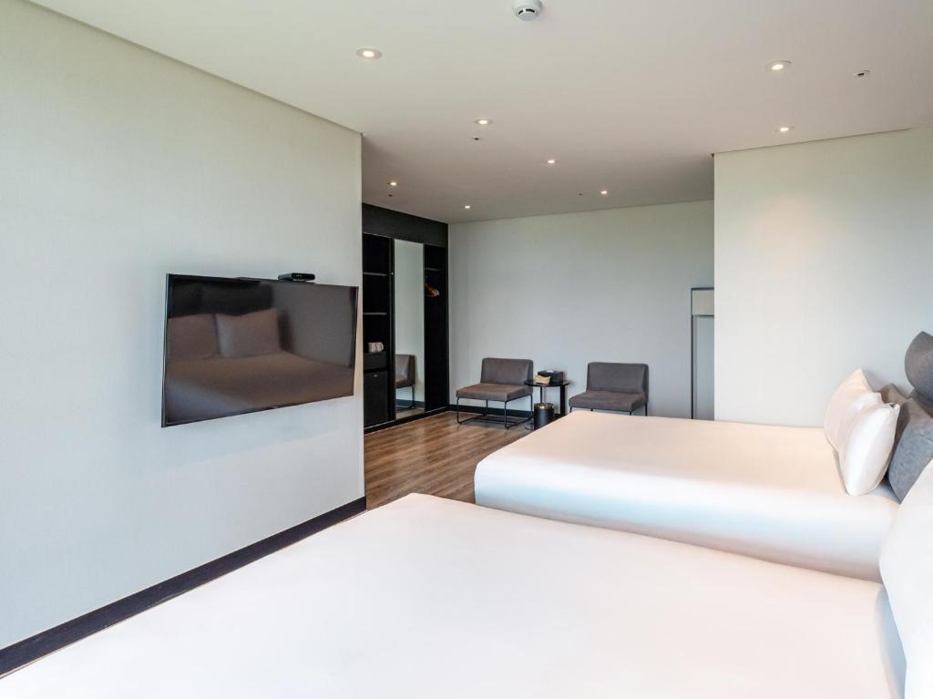 Postel nebo postele na pokoji v ubytování Jeju Attirance Hotel & poolvilla