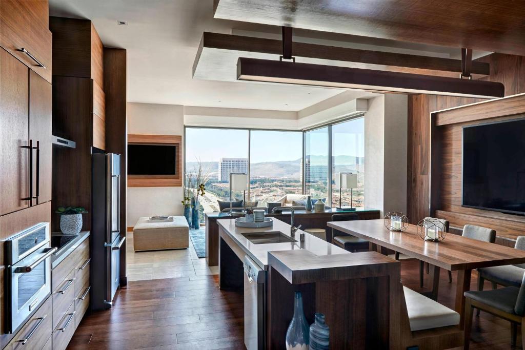 Kuchyň nebo kuchyňský kout v ubytování Marriott Irvine Spectrum