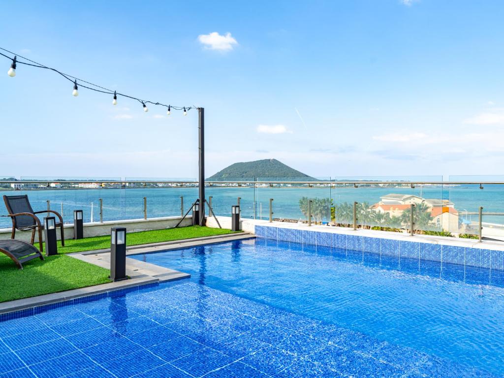Bazén v ubytování Jeju Attirance Hotel & poolvilla nebo v jeho okolí