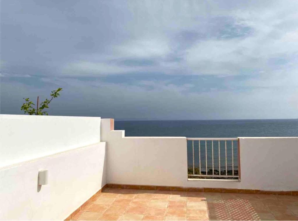 un balcón con vista al mar en Appartamento Sinestesia Oceanica, en Puerto del Rosario