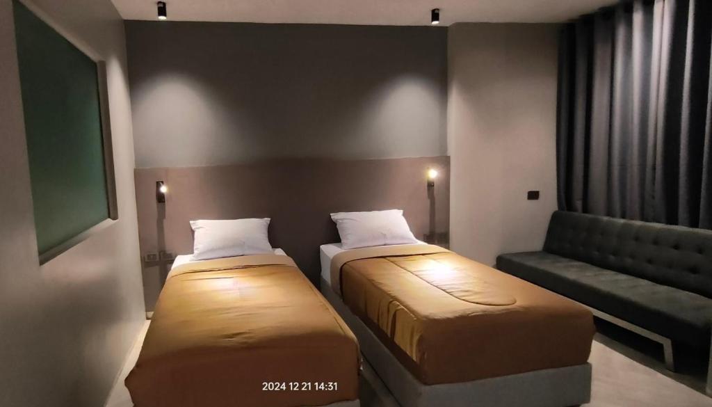 Postel nebo postele na pokoji v ubytování Doze Patong