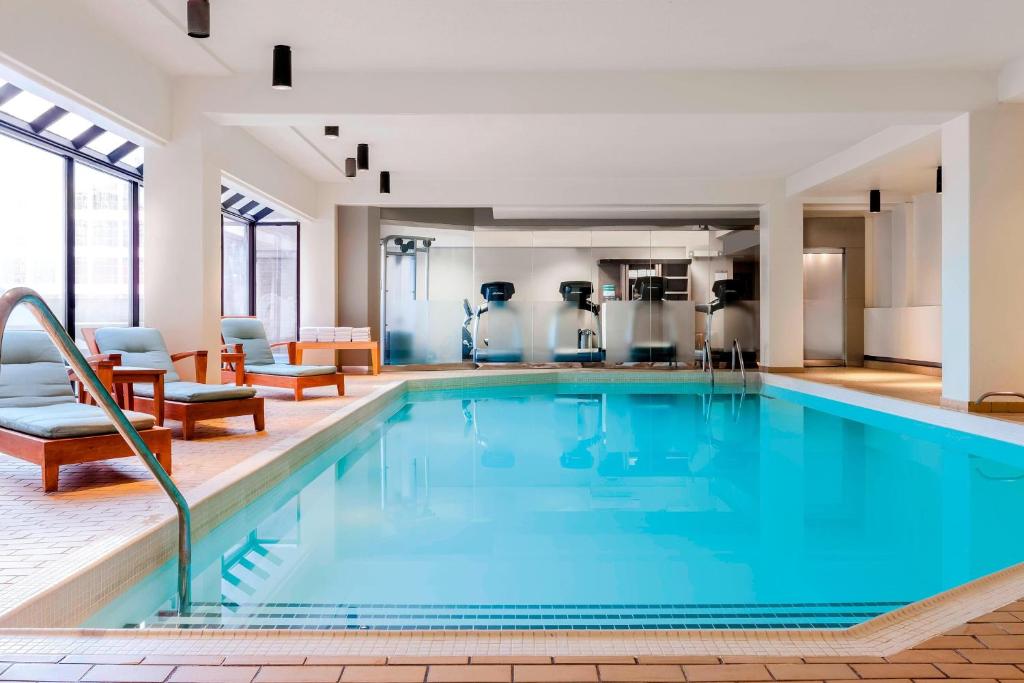 Bazén v ubytování The Westin Edmonton nebo v jeho okolí