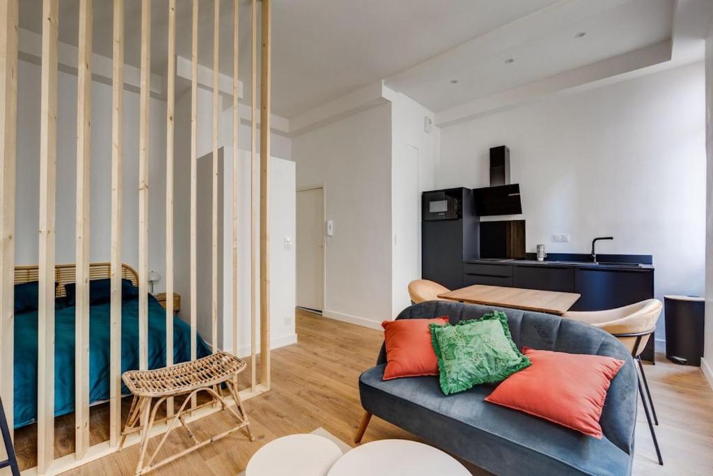 un salon avec un canapé et une table dans l'établissement La suite Impériale - Hypercentre, à Toulouse