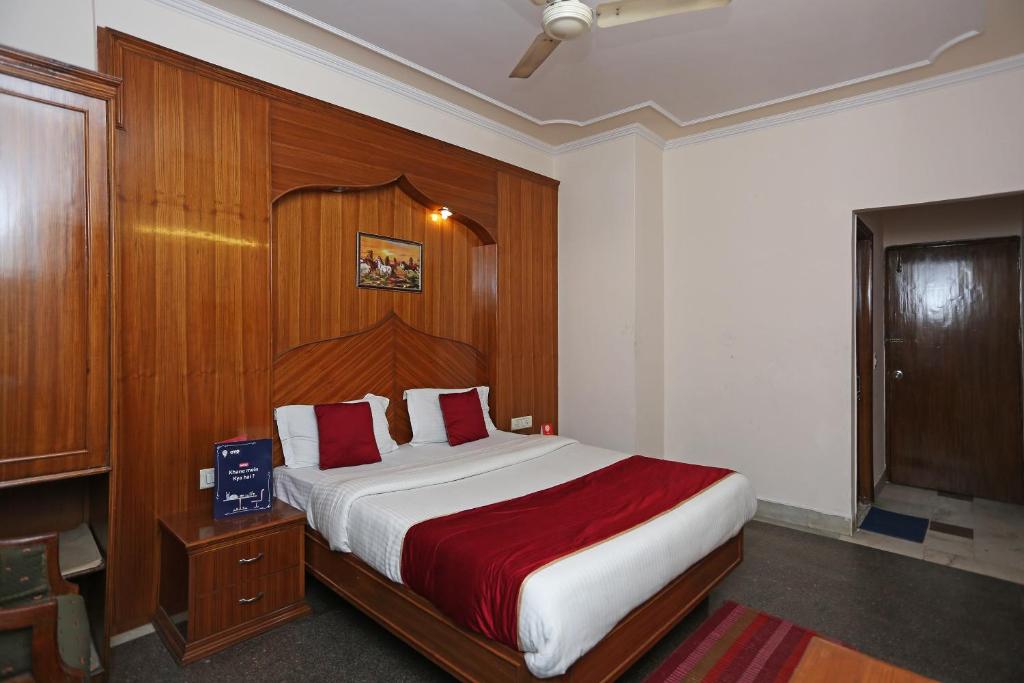Postel nebo postele na pokoji v ubytování Hotel O Gold Palace
