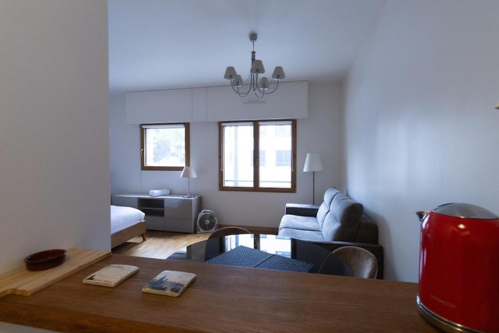 un salon avec un canapé et une table dans l'établissement Appartement 2 personnes proche Beaugrenelle - II, à Paris