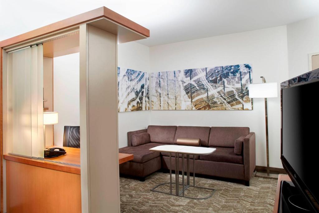 TV a/nebo společenská místnost v ubytování SpringHill Suites by Marriott Chicago Waukegan/Gurnee