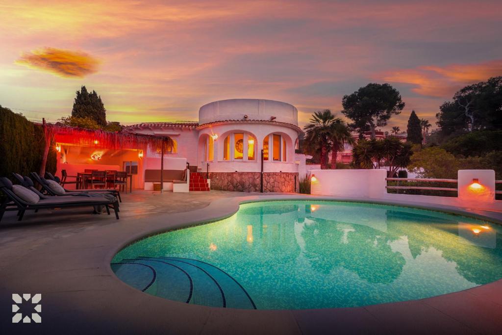 eine Villa mit einem Swimmingpool vor einem Haus in der Unterkunft Villa Buena Vida by Abahana Villas in Jávea