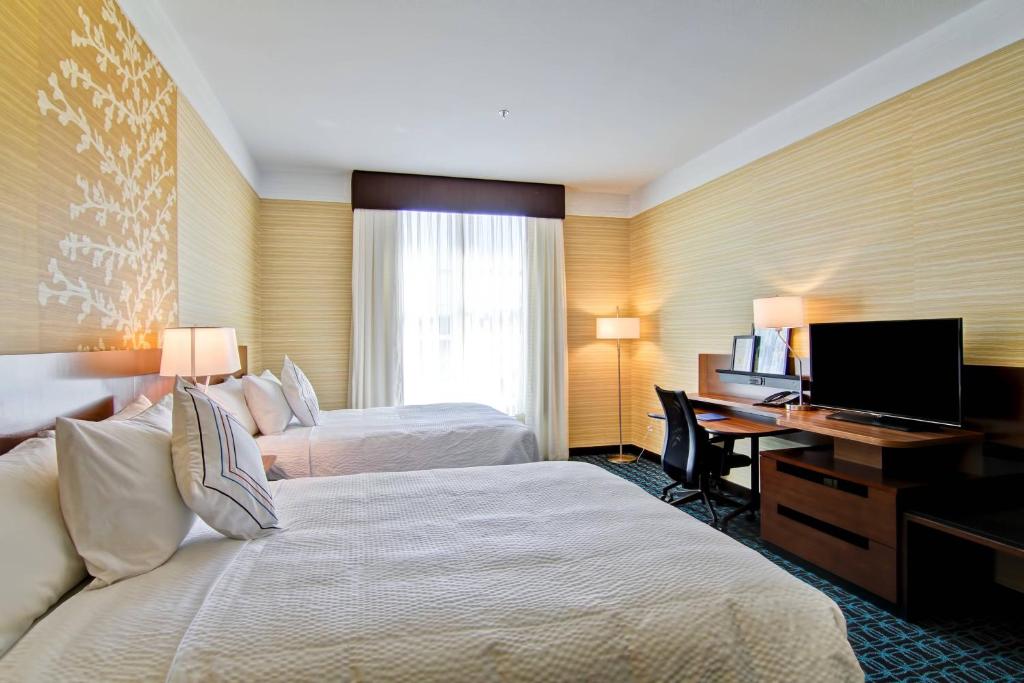 Postel nebo postele na pokoji v ubytování Fairfield Inn & Suites by Marriott Kamloops