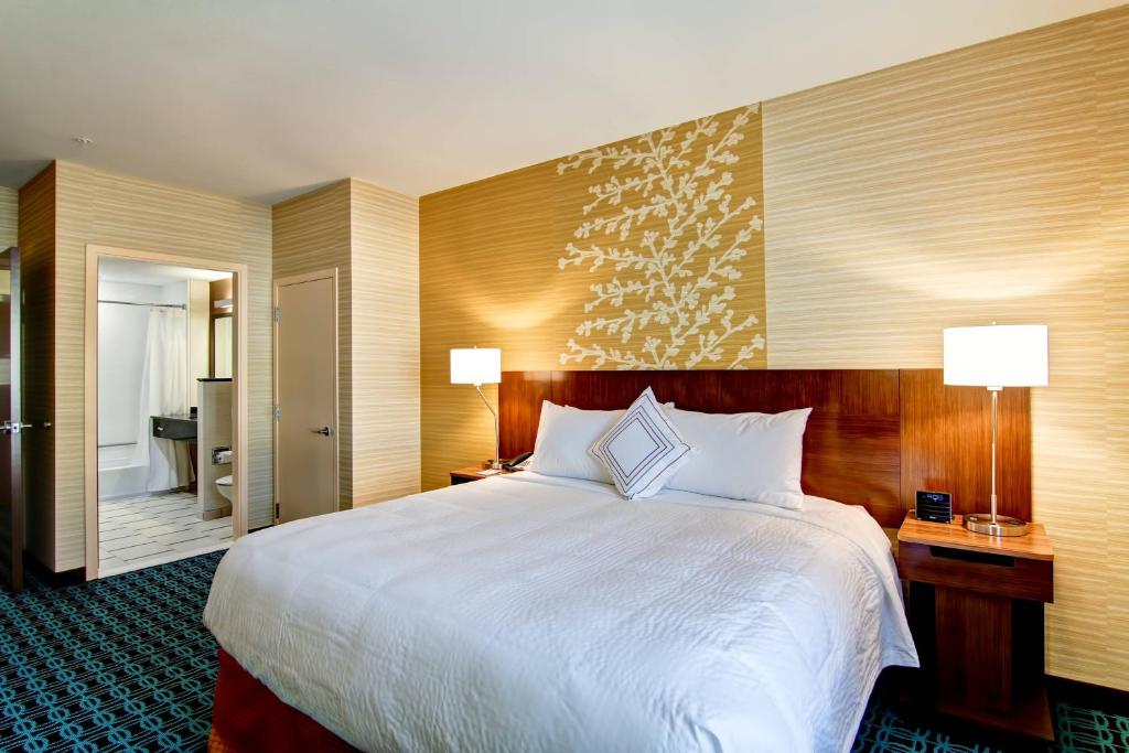 Postel nebo postele na pokoji v ubytování Fairfield Inn & Suites by Marriott Kamloops
