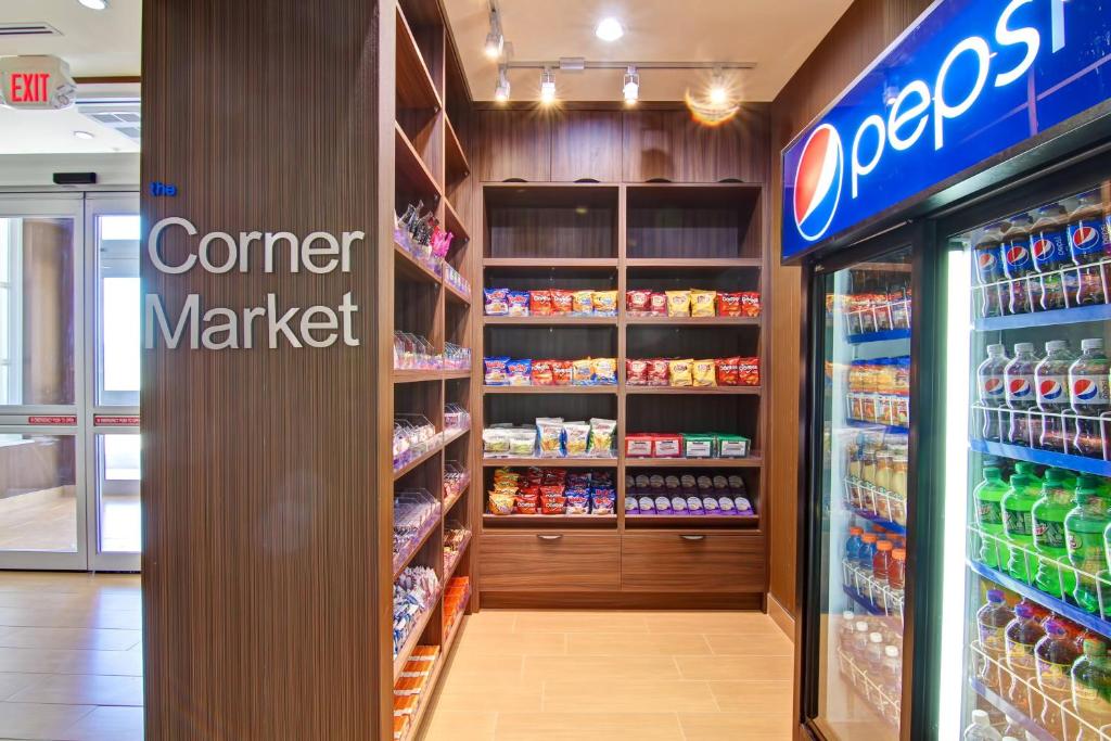 Supermarket nebo jiné obchody v  hotelu nebo okolí