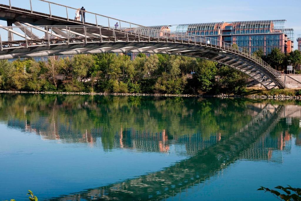 Výhled na řeku, která protéká v blízkosti hotelu