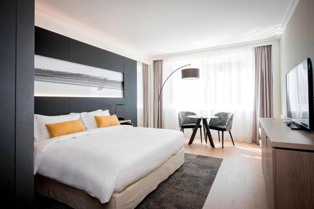 Postel nebo postele na pokoji v ubytování Lyon Marriott Hotel Cité Internationale