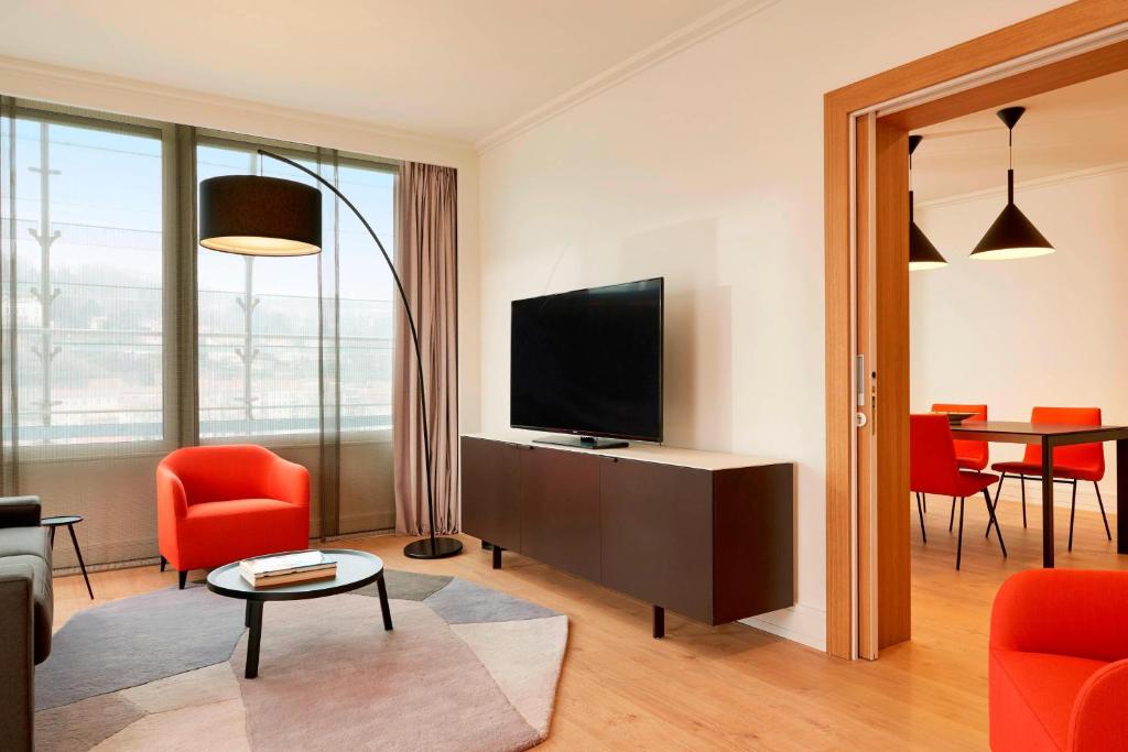 TV a/nebo společenská místnost v ubytování Lyon Marriott Hotel Cité Internationale