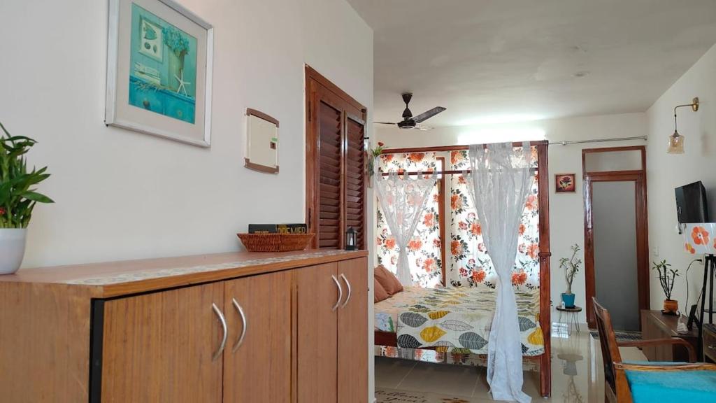 TV a/nebo společenská místnost v ubytování VERY Romantic Whitetown studio-Private Outdoor Dinning