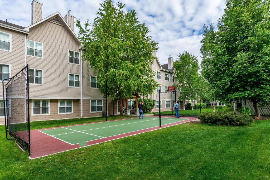 Tenis a/nebo squash v ubytování Residence Inn by Marriott Anchorage Midtown nebo okolí
