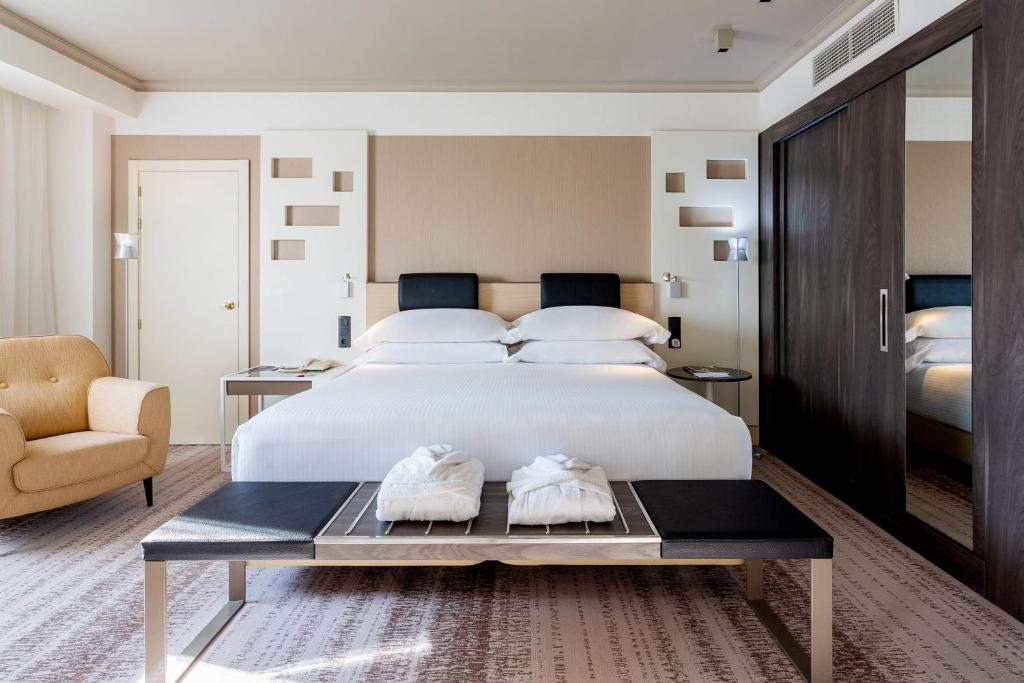 
Executive King Suite with Lounge Access
