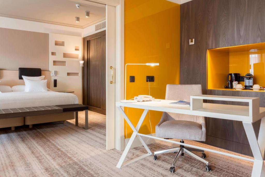 A bed or beds in a room at Madrid Marriott Auditorium Hotel & Conference Center