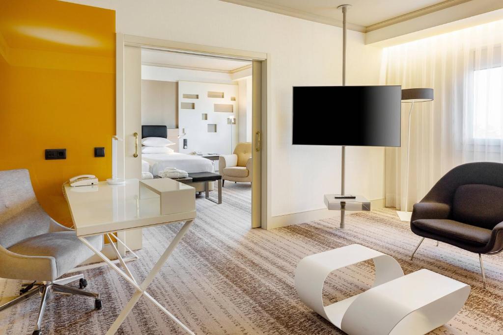A television and/or entertainment centre at Madrid Marriott Auditorium Hotel & Conference Center