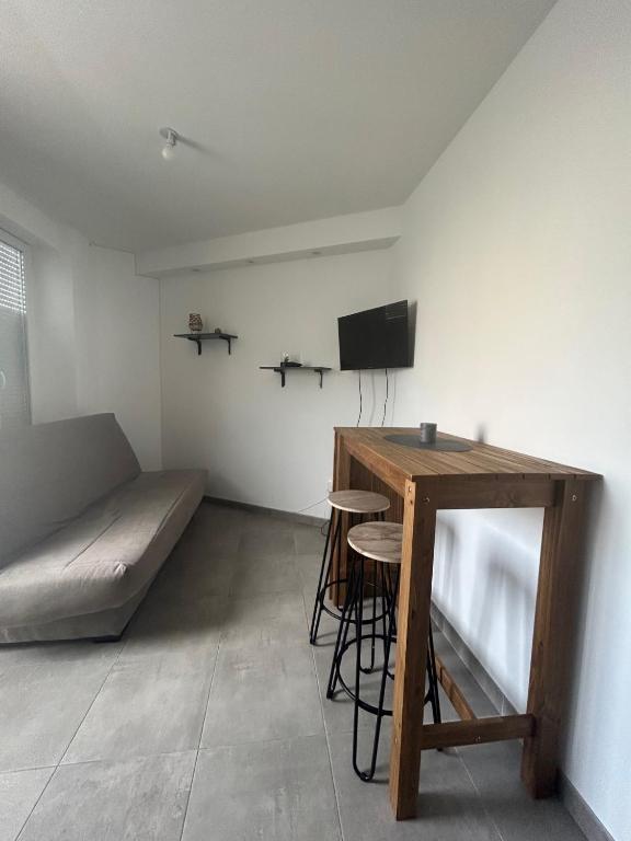 une chambre avec un lit, une table et une télévision dans l'établissement Appartement plein centre, à Vierzon